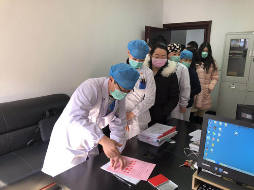 根據(jù)上級要求，需立即組建援鄂醫(yī)療隊。緊急通知一下，區(qū)中醫(yī)院院辦立刻陸陸續(xù)續(xù)擠滿了人。報名者排好隊伍，異常嚴(yán)肅、堅定地簽名并按好手印。.jpg