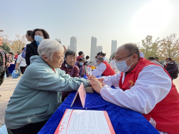 （20231123區(qū)中醫(yī)醫(yī)院）錫山健康文化大會(huì)暨江蘇省中醫(yī)藥宣傳月錫山專(zhuān)場(chǎng)、“文明錫山 康養(yǎng)怡心”示范活動(dòng)2_副本.jpg