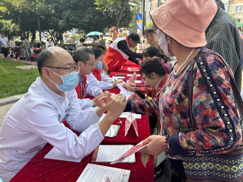 （20240508區(qū)中醫(yī)醫(yī)院）世界紅十字日，中醫(yī)藥健康服務(wù)進廣場2.JPG