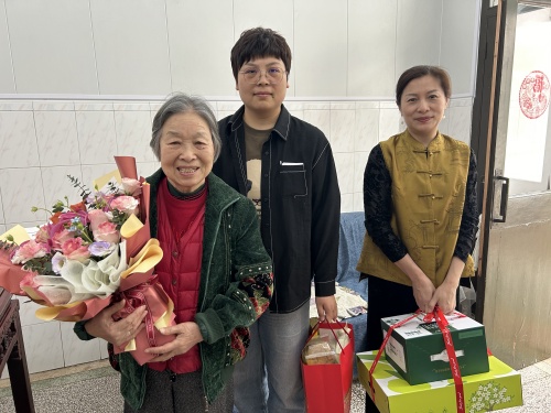 （20240508區(qū)中醫(yī)醫(yī)院）溫情走訪，致敬退休護理前輩1.jpg